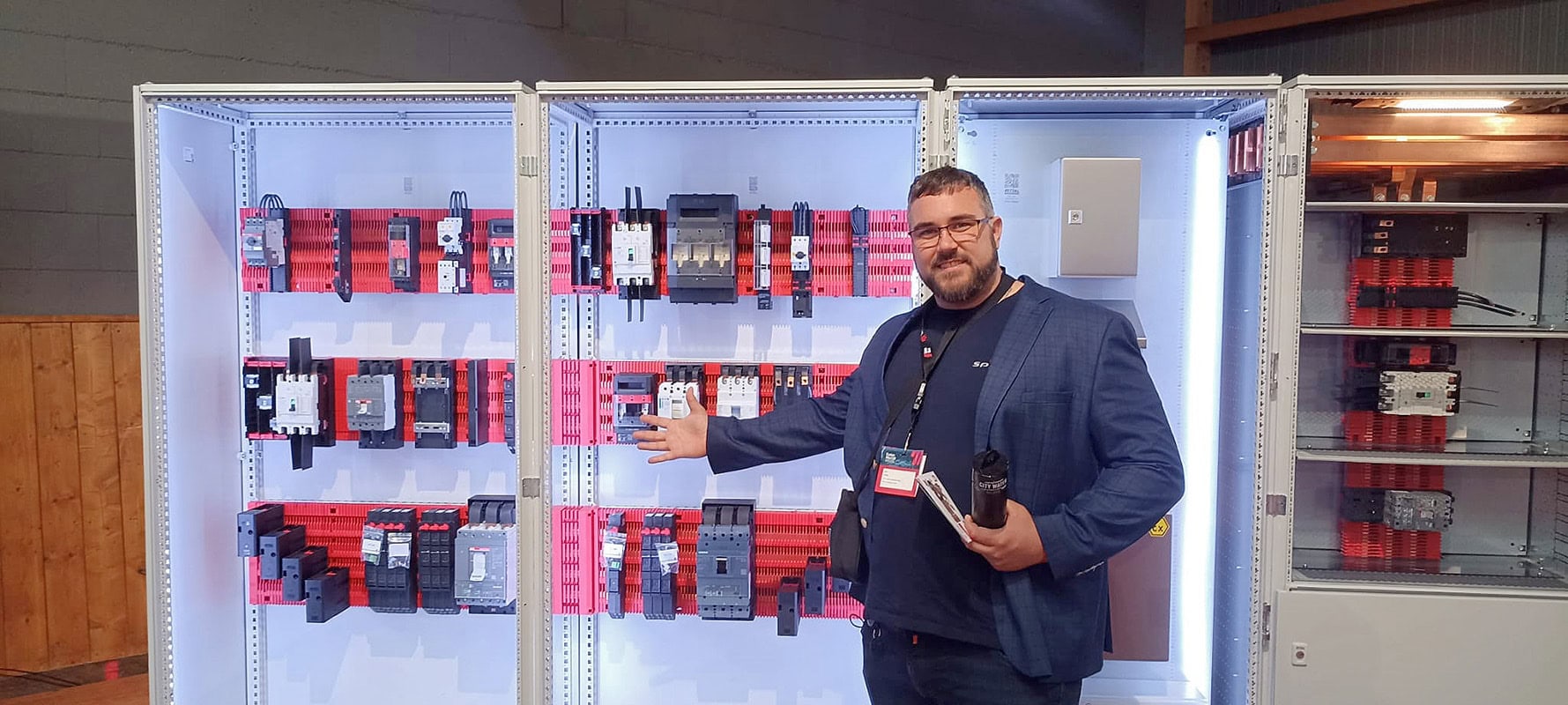 Konstrukteur vor einem Schaltschrank