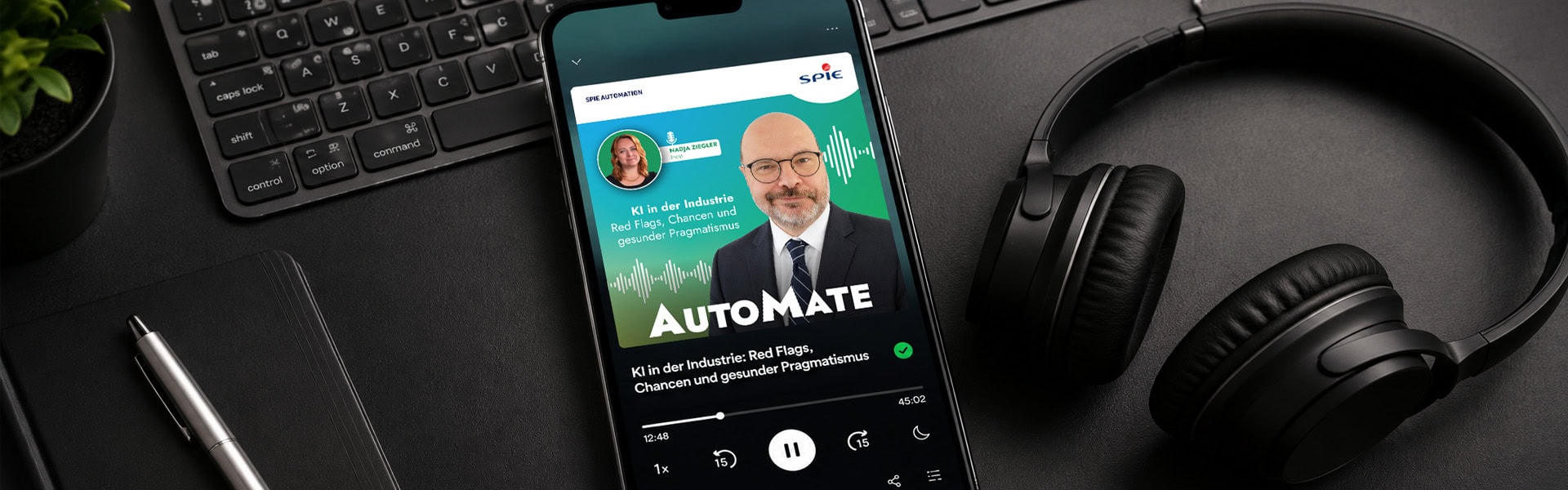 Smartphone mit Podcast Cover und Kopfhörern daneben