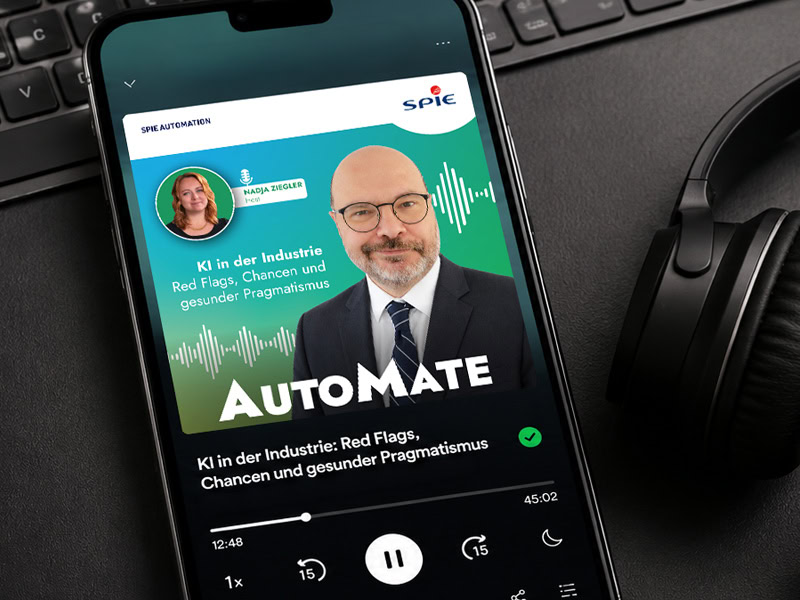 Smartphone mit Podcast Cover