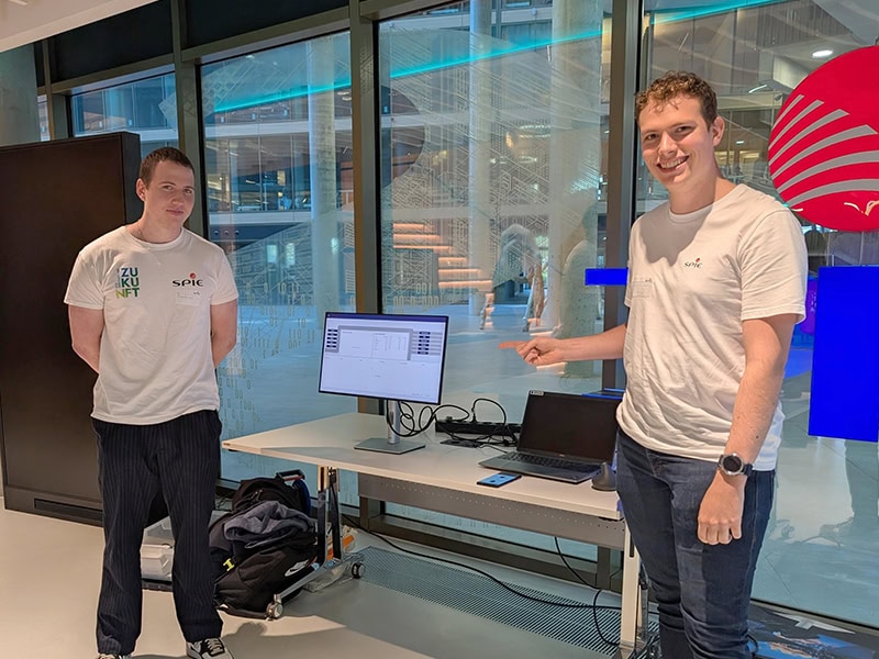 Rafael und Nils vor einem PC