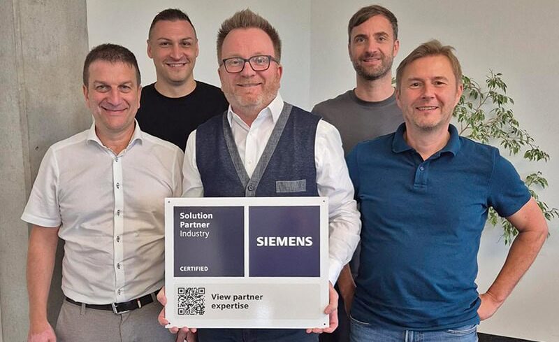5 colleagues holding the Siemens Award in their hands